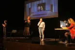 Rencontre 2020 du Service culture inclusive de Pro Infirmis au Théâtre Le Reflet à Vevey. Démonstration de mesures d’accès aux contenus pour les spectatrices et spectateurs avec un handicap visuel ou auditif : audiodescription, langage parlé complété (LPC