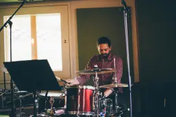 Sam Gruber stellt sein Know-how  ambitionierten Bands zur Verfügung. ©Nadia Tarra