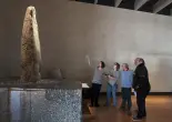 Des expert-e-s avec et sans déficience intellectuelle explorent le musée archéologique du Laténium. Ils et elles réalisent un guide en français facile à lire et à comprendre (FALC) de l'exposition permanente. 