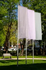 3 drapeaux en différentes couleurs